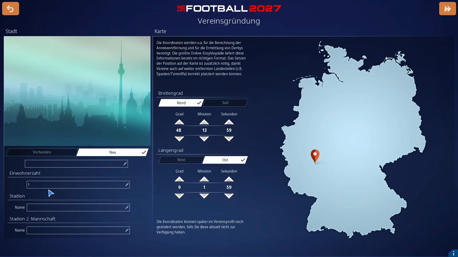 Stadt-Bildschirm des Gründungsassistenten mit hochgeladenem Ortsbild, Einwohnerzahl-Feld, getrennten Stadionnamen für erste und zweite Mannschaft sowie der Deutschlandkarte mit Pin bei Breitengrad 48°13'59" Nord und Längengrad 9°1'59" Ost