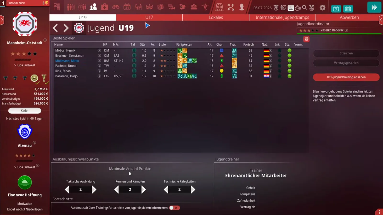 Blue-highlighted final-year talent on the Jugend U19 screen of WE ARE FOOTBALL 2027, whose Beste Spieler list carries the note that players in their last youth year leave without a contract