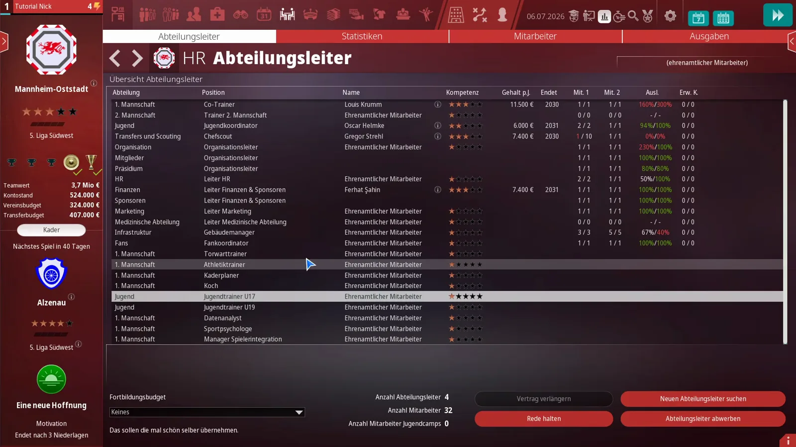 Übersicht Abteilungsleiter in WE ARE FOOTBALL 2027 with the department, position, competence stars, salary and utilisation columns, the Fortbildungsbudget dropdown and the headcount panel showing four department heads and 32 employees