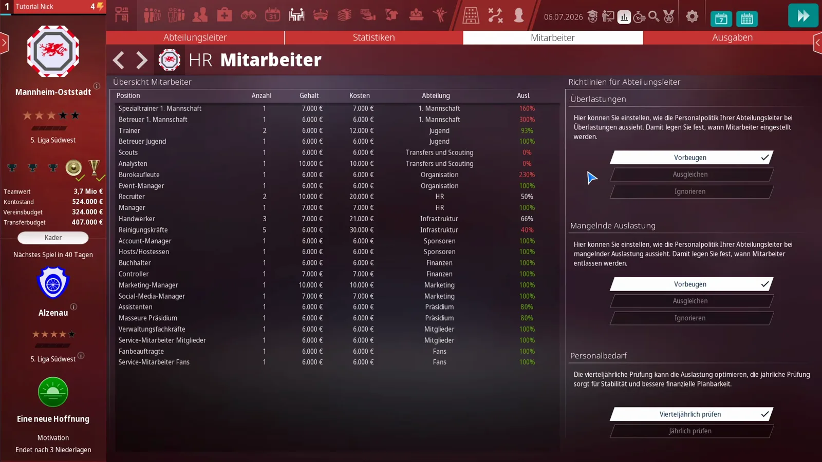 HR Mitarbeiter tab in WE ARE FOOTBALL 2027 listing every staff role with headcount, salary and total cost beside the Richtlinien für Abteilungsleiter panels for Überlastungen, Mangelnde Auslastung and Personalbedarf