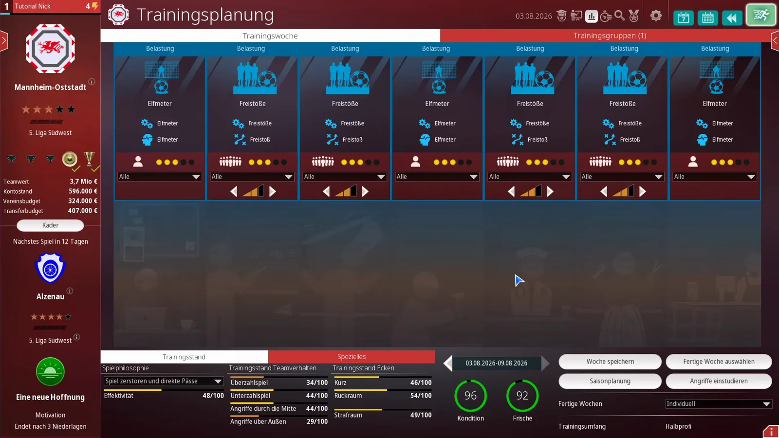 Halbprofi-Trainingswoche in WE ARE FOOTBALL 2027 mit sieben belegten Slots für Elfmeter und Freistöße, je Karte mit Belastung, trainierten Fähigkeiten, Spielerfilter Alle und Intensitätsdreieck, unten Trainingsstand mit Effektivität 48 von 100 und der Zeile Trainingsumfang Halbprofi