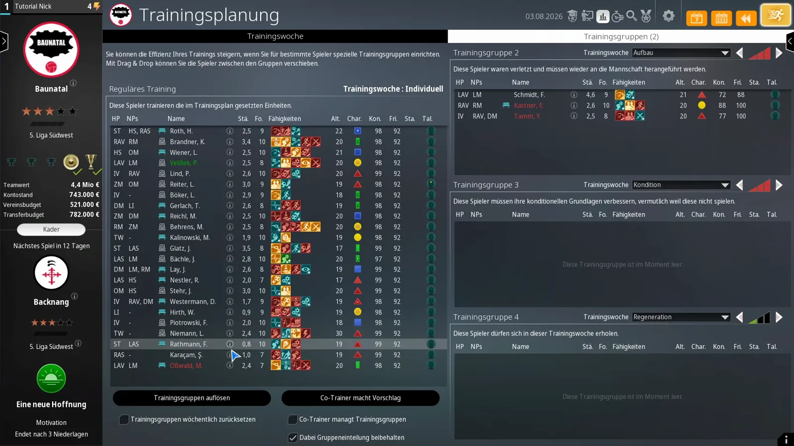 Reiter Trainingsgruppen der Trainingsplanung in WE ARE FOOTBALL 2027 mit regulärem Training links und den Gruppen 2 bis 4 rechts, deren Wochenart auf Aufbau, Kondition und Regeneration gestellt ist, darunter Buttons zum Auflösen und zur Co-Trainer-Verwaltung