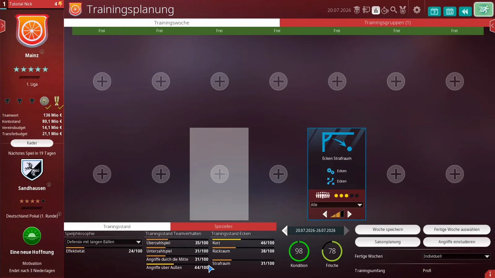 Angestrahlte Trainingskarte Ecken Strafraum in WE ARE FOOTBALL 2027 mit den beiden trainierten Werten Ecken, Spielerfilter Alle und dem Intensitätsdreieck zwischen zwei Pfeilen, dahinter eine leere Trainingswoche mit Frei auf allen Tagen und unten Trainingsstand mit Trainingsumfang Profi