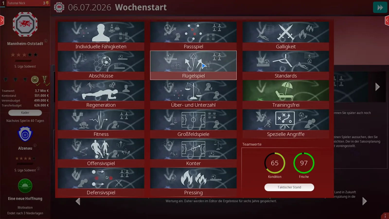 Training focus grid of WE ARE FOOTBALL 2027 with cards from Individuelle Fähigkeiten, Abschlüsse and Regeneration to Fitness, Offensivspiel, Defensivspiel, Pressing and Trainingsfrei, the Flügelspiel card hovered and the Teamwerte panel reading Kondition 65 and Frische 97