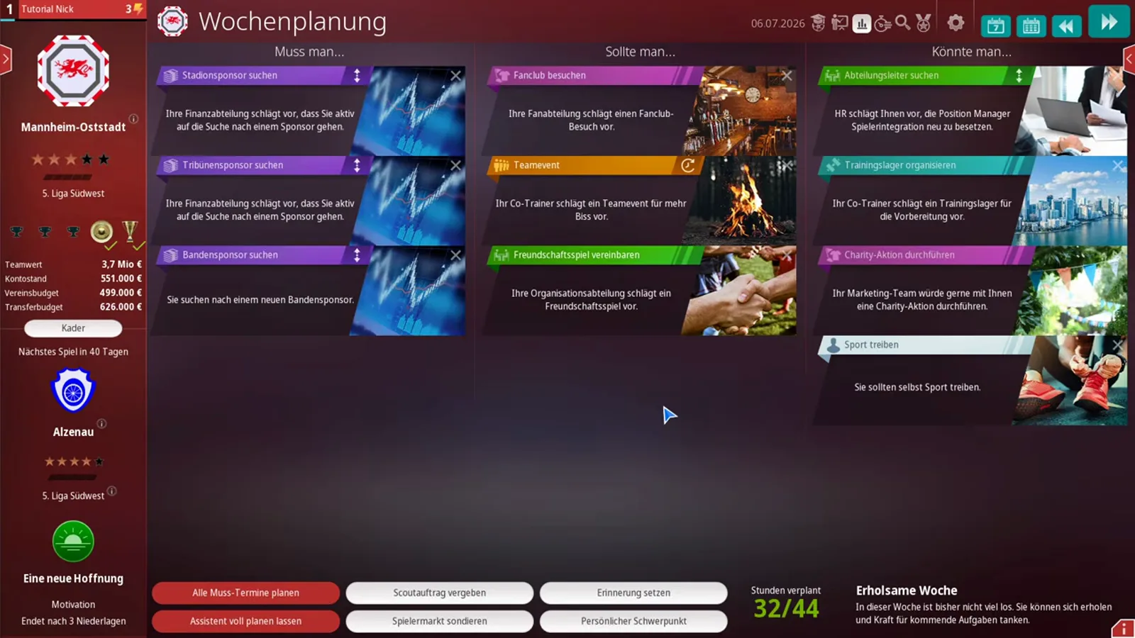 Wochenplanung screen of WE ARE FOOTBALL 2027 with appointment suggestions sorted into the three columns Muss man, Sollte man and Könnte man — from Stadionssponsor suchen and Tribünensponsor suchen via Fanclub besuchen and Teamevent to Charity-Aktion durchführen and Sport treiben — plus the Stunden verplant counter at 32/44