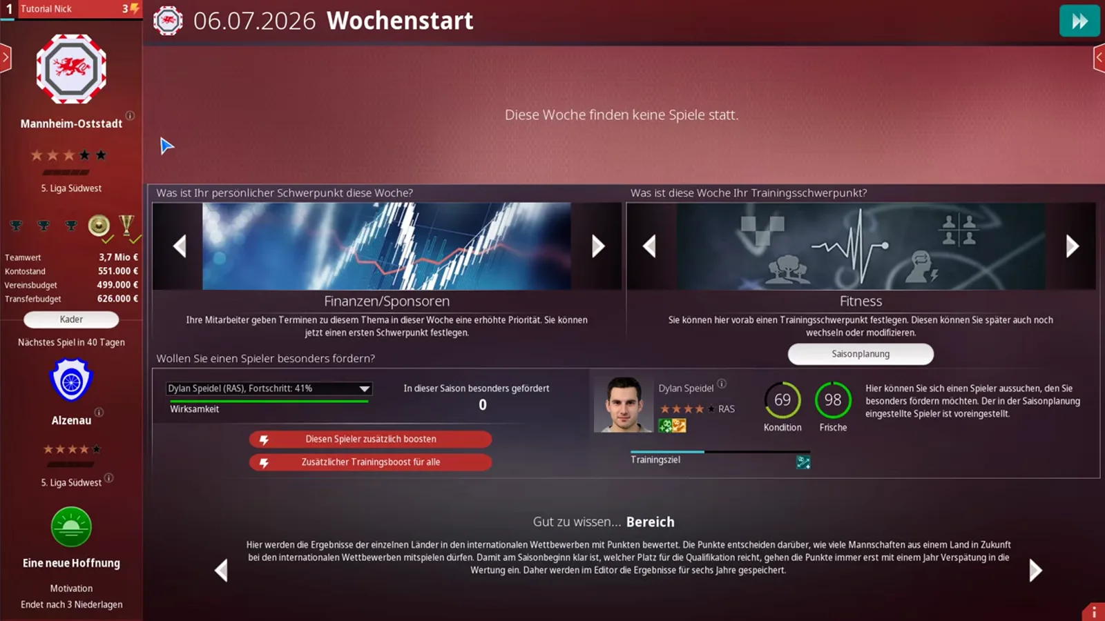 Week start screen of WE ARE FOOTBALL 2027 on 06.07.2026 with the banner Diese Woche finden keine Spiele statt, the two focus cards Finanzen/Sponsoren and Fitness, the player promotion box for Dylan Speidel with Kondition 69 and Frische 98 rings and the two boost buttons below